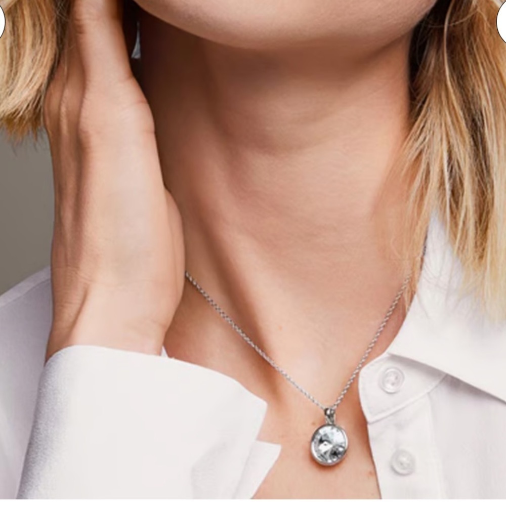 Clear Swarovski Crystal
Rivoli & Blue Aurora Borealis pendants with 925 chain